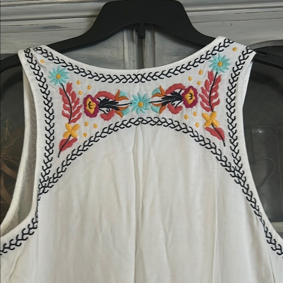 Embroidered Sleeveless White Dress - Picture 5 of 9